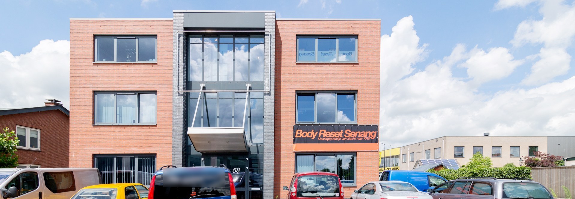 Het pand aan de Dorresteinweg 58 met het bord van Body Reset Senang boven de ingang